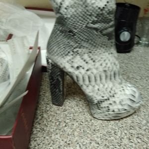 Liliana Snakeskin Booties Sz 8.5
